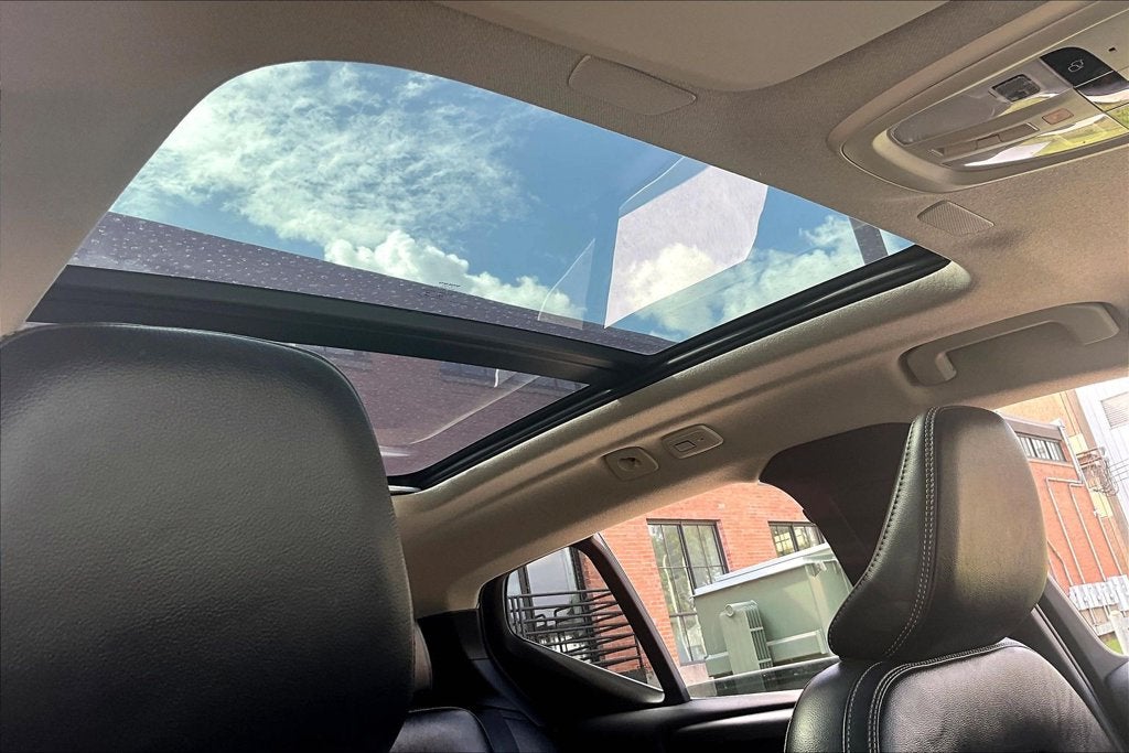 2023 Volvo XC40 B5 Plus Bright Theme