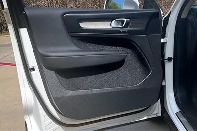 2023 Volvo XC40 B5 Plus Bright Theme