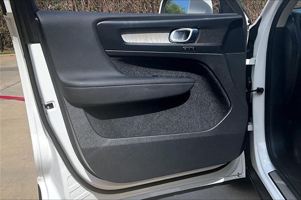 2023 Volvo XC40 B5 Plus Bright Theme