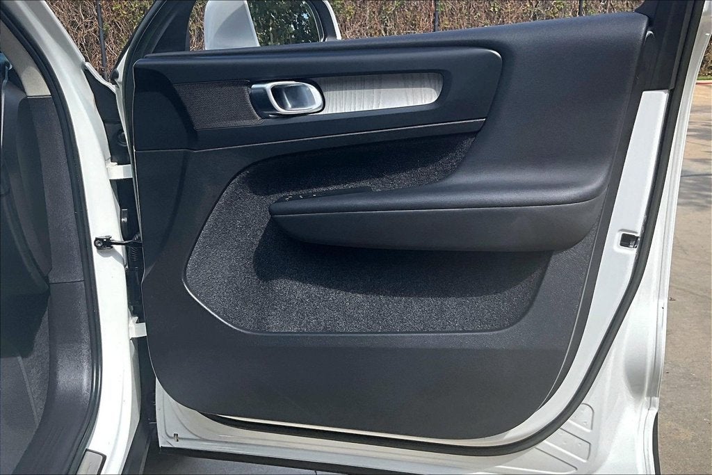 2023 Volvo XC40 B5 Plus Bright Theme