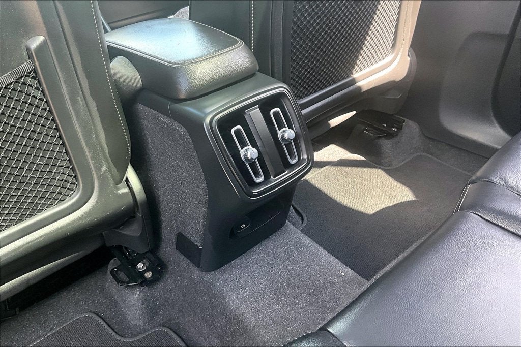 2023 Volvo XC40 B5 Plus Bright Theme