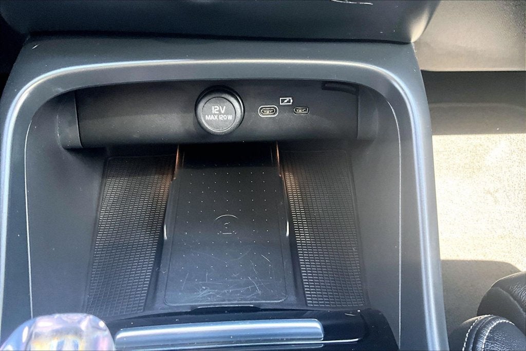 2023 Volvo XC40 B5 Plus Bright Theme