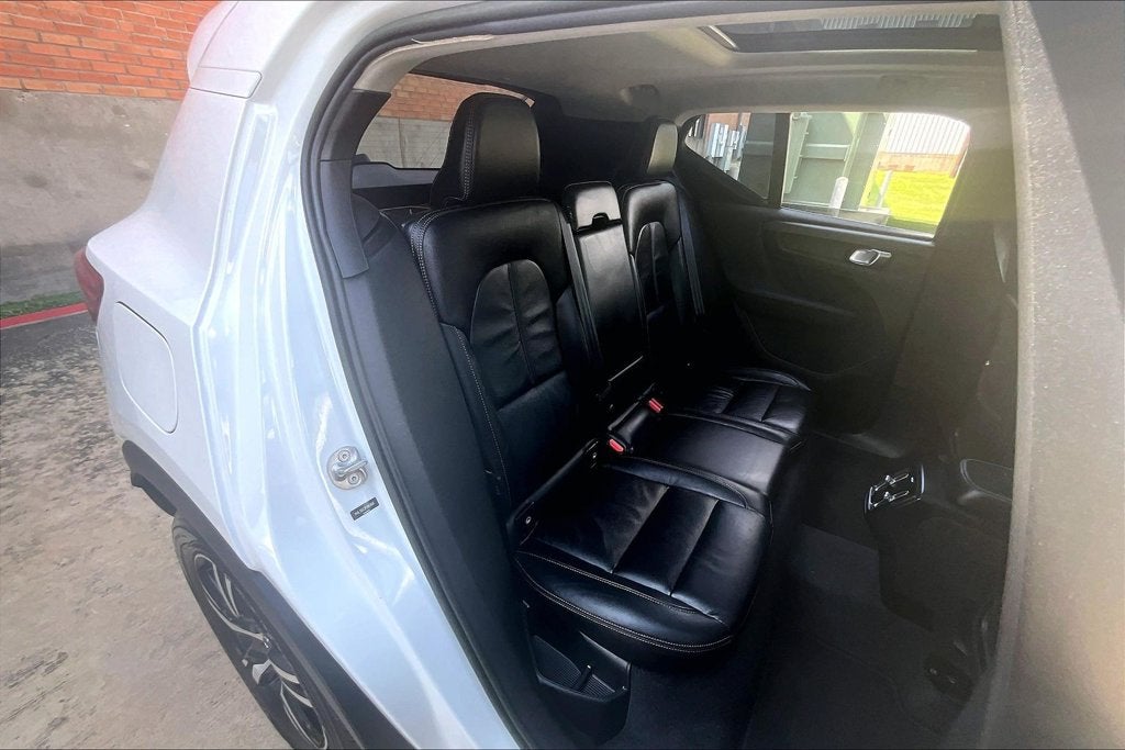 2023 Volvo XC40 B5 Plus Bright Theme