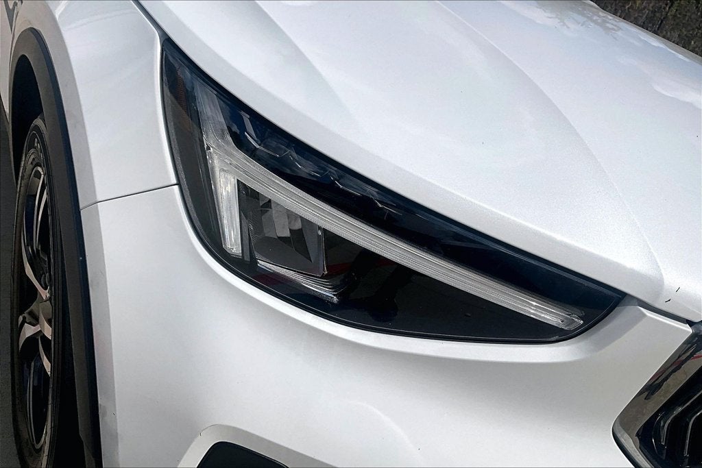 2023 Volvo XC40 B5 Plus Bright Theme