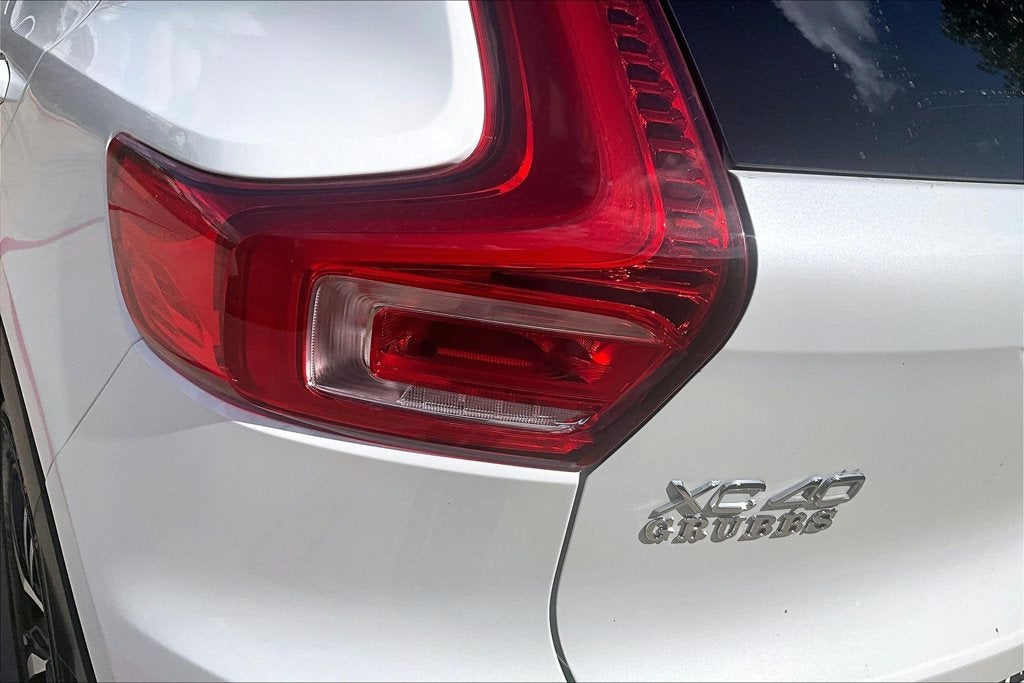 2023 Volvo XC40 B5 Plus Bright Theme