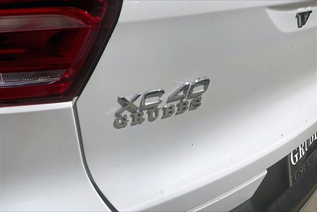 2023 Volvo XC40 B5 Plus Bright Theme