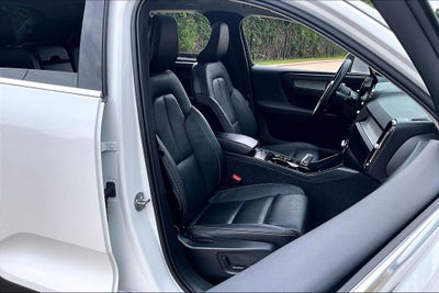 2024 Volvo XC40 B5 Plus Bright Theme