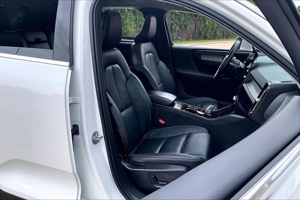 2024 Volvo XC40 B5 Plus Bright Theme
