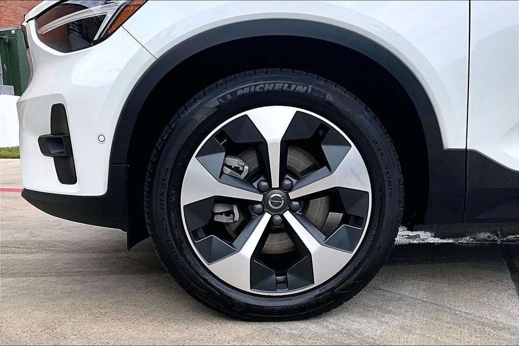 2024 Volvo XC40 B5 Plus Bright Theme