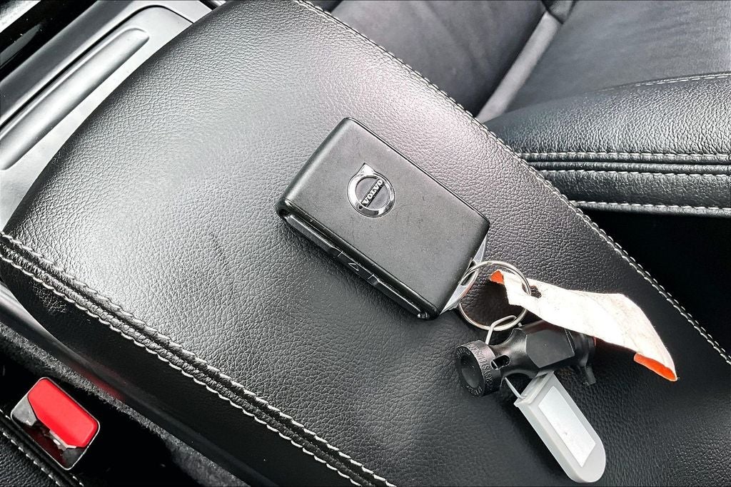 2024 Volvo XC40 B5 Plus Bright Theme