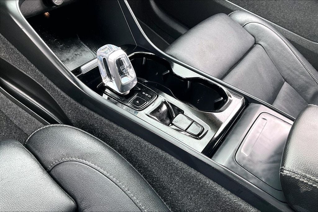 2024 Volvo XC40 B5 Plus Bright Theme
