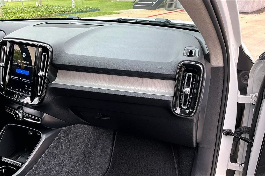 2024 Volvo XC40 B5 Plus Bright Theme