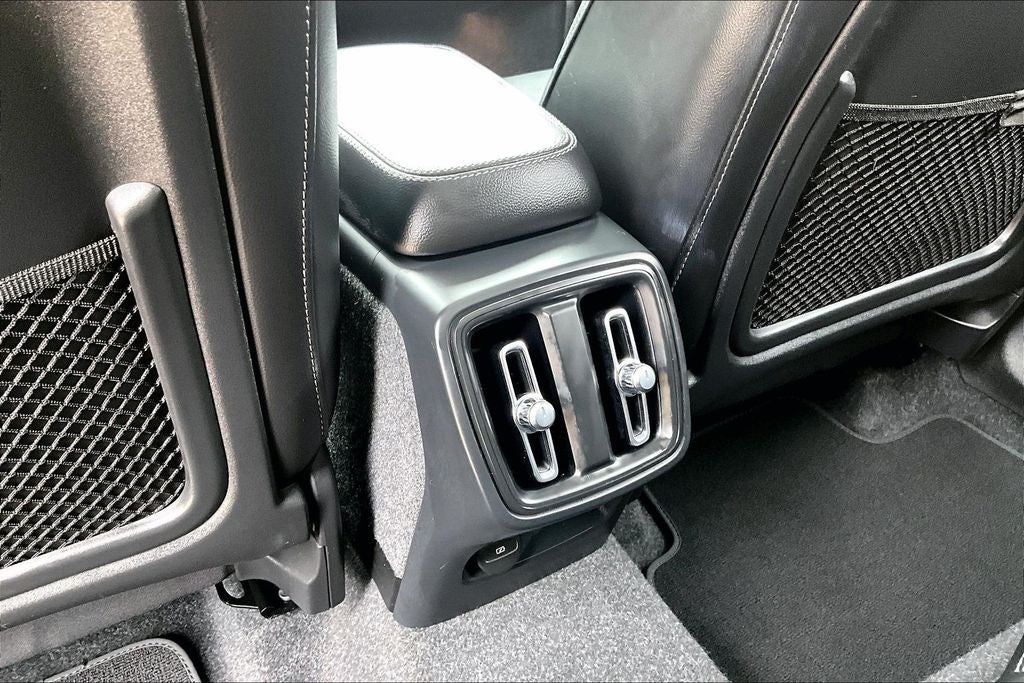 2024 Volvo XC40 B5 Plus Bright Theme