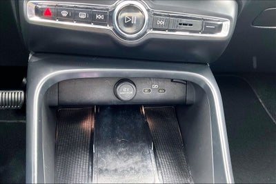 2024 Volvo XC40 B5 Plus Bright Theme