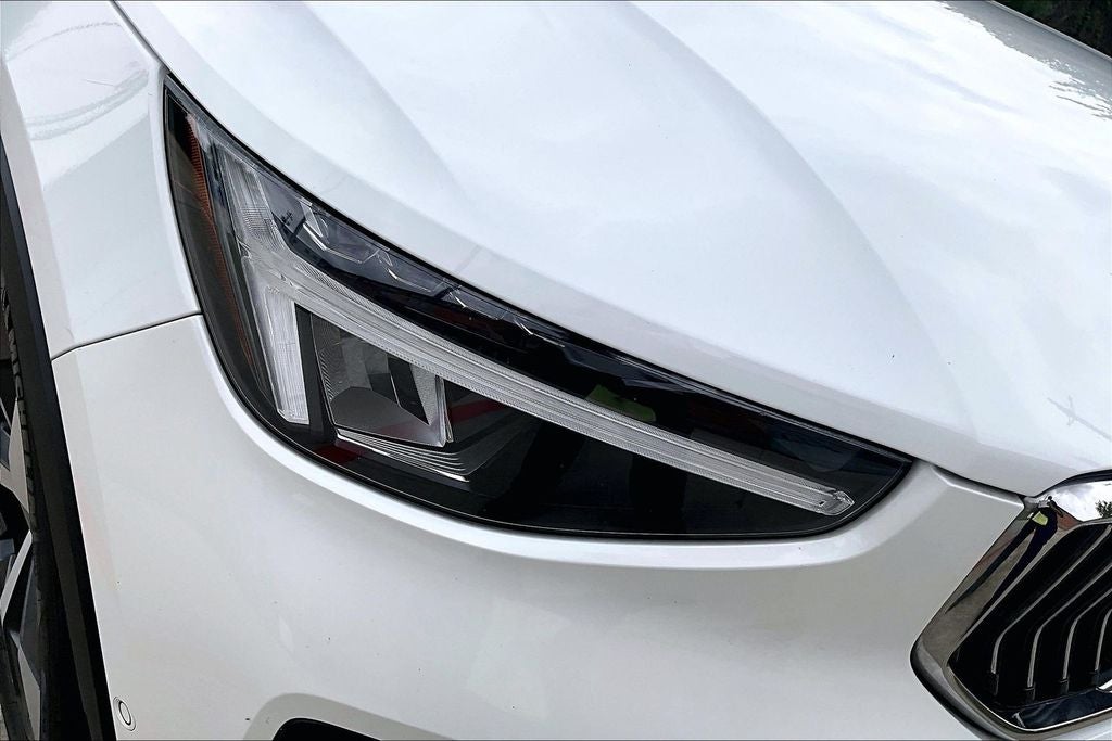 2024 Volvo XC40 B5 Plus Bright Theme