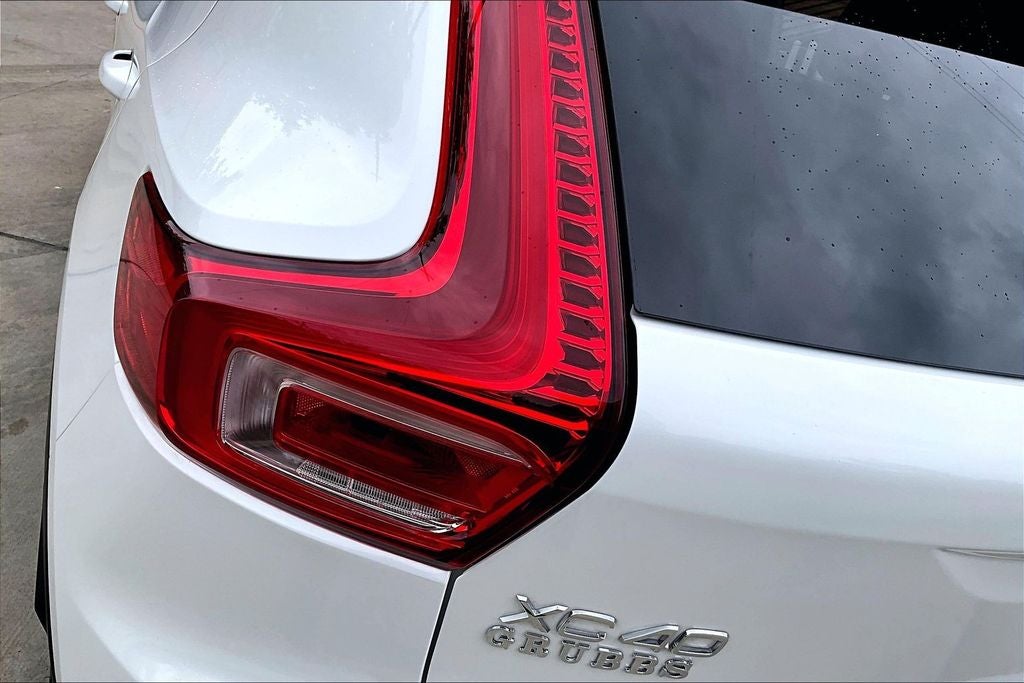 2024 Volvo XC40 B5 Plus Bright Theme