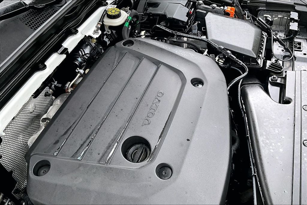 2024 Volvo XC40 B5 Plus Bright Theme