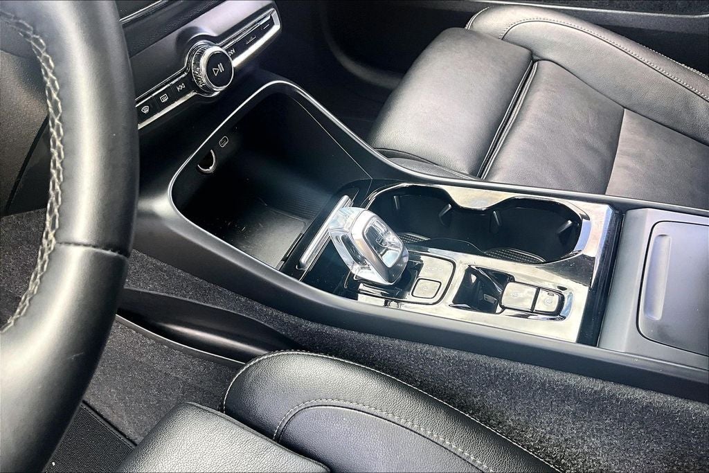 2024 Volvo XC40 B5 Plus Bright Theme