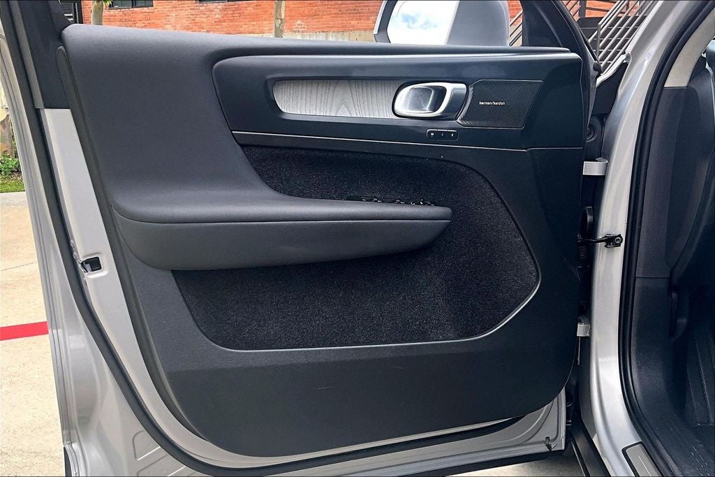 2024 Volvo XC40 B5 Plus Bright Theme