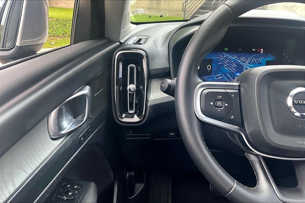 2024 Volvo XC40 B5 Plus Bright Theme