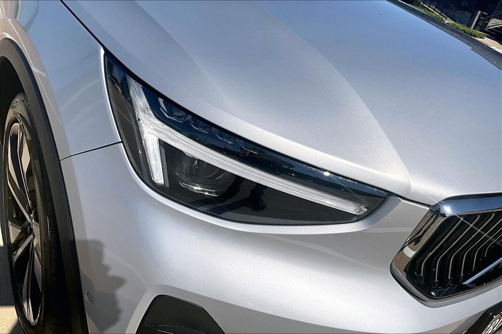 2024 Volvo XC40 B5 Plus Bright Theme