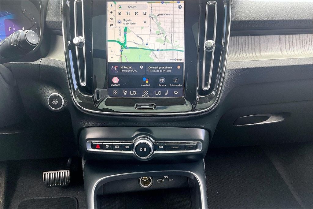 2024 Volvo XC40 B5 Plus Bright Theme