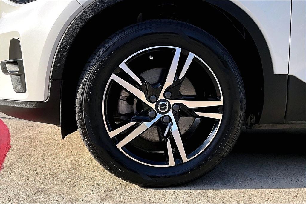 2023 Volvo XC40 B5 Plus Bright Theme