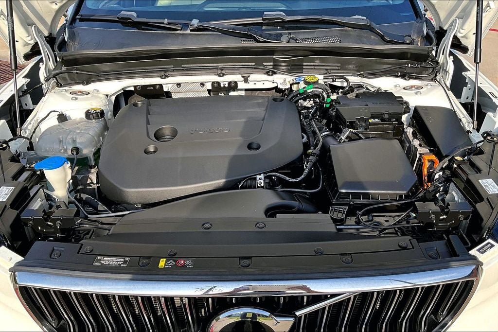 2023 Volvo XC40 B5 Plus Bright Theme