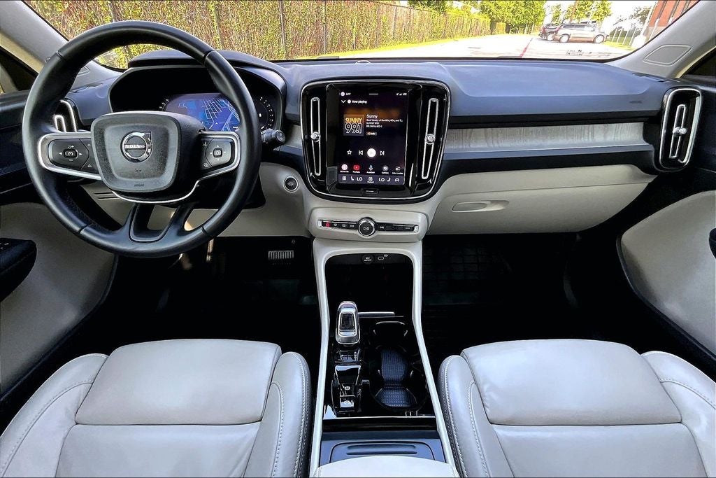2023 Volvo XC40 B5 Plus Bright Theme