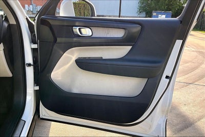 2023 Volvo XC40 B5 Plus Bright Theme