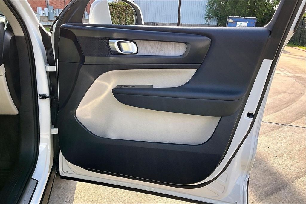 2023 Volvo XC40 B5 Plus Bright Theme