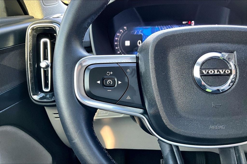 2023 Volvo XC40 B5 Plus Bright Theme
