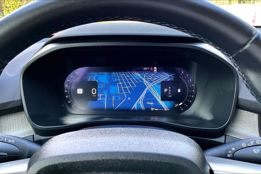 2023 Volvo XC40 B5 Plus Bright Theme