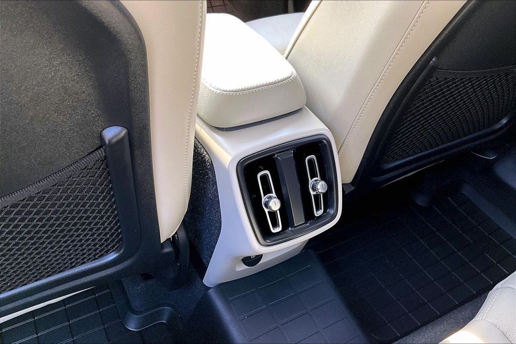 2023 Volvo XC40 B5 Plus Bright Theme