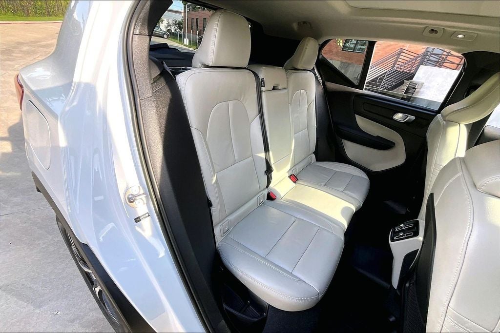 2023 Volvo XC40 B5 Plus Bright Theme