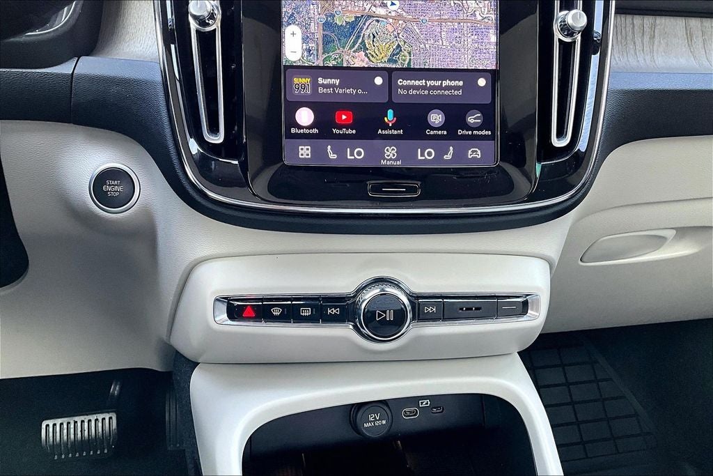 2023 Volvo XC40 B5 Plus Bright Theme