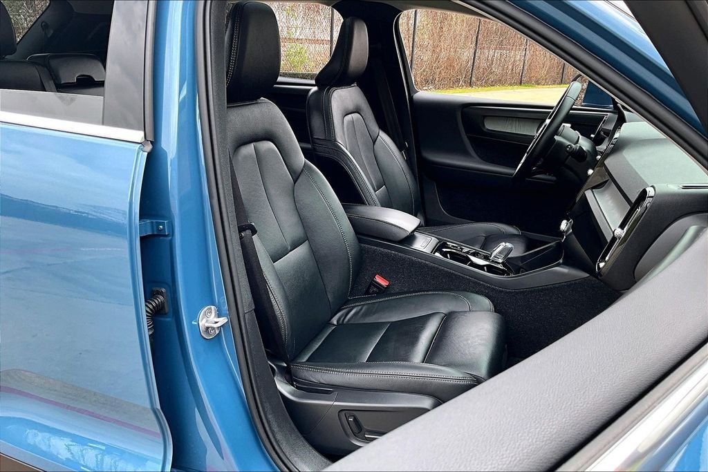 2025 Volvo XC40 B5 Plus Bright Theme