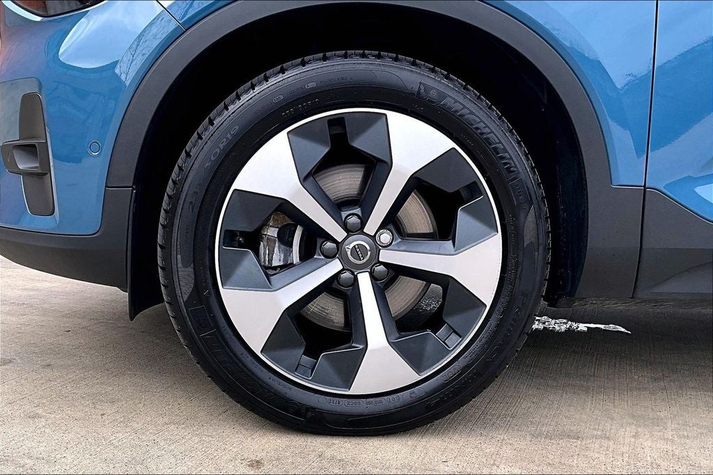 2025 Volvo XC40 B5 Plus Bright Theme