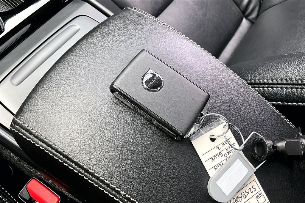 2025 Volvo XC40 B5 Plus Bright Theme