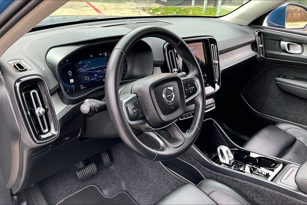 2025 Volvo XC40 B5 Plus Bright Theme