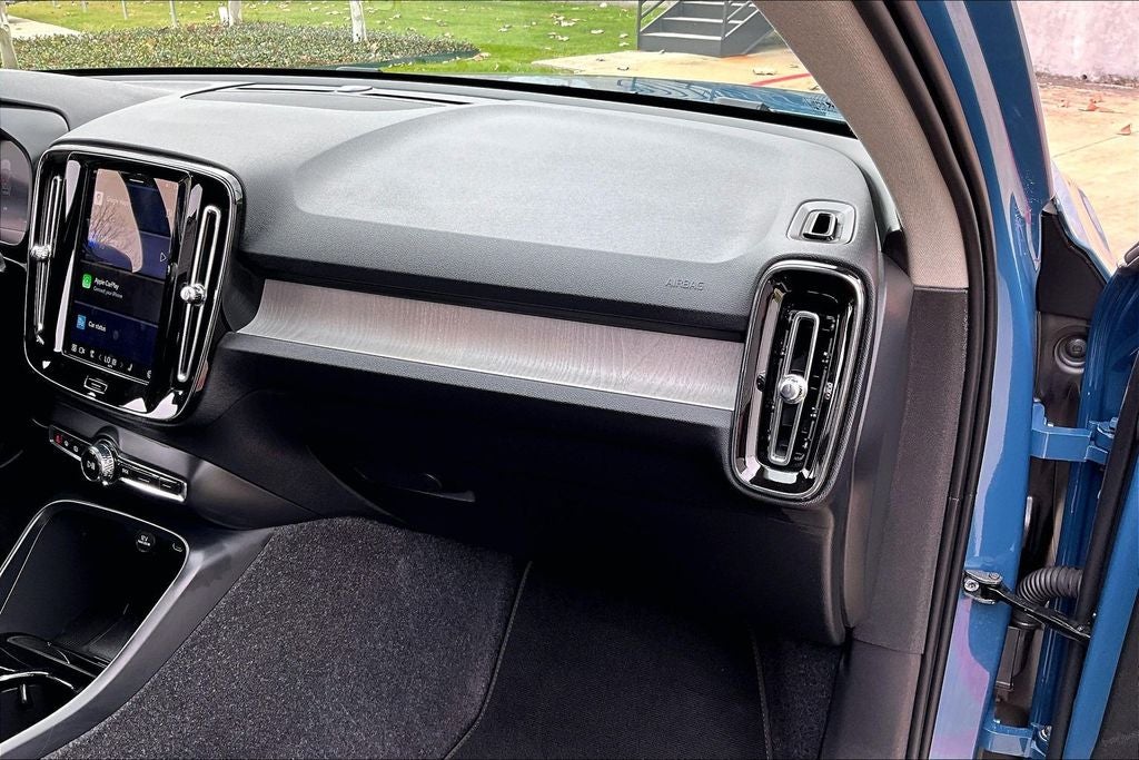 2025 Volvo XC40 B5 Plus Bright Theme