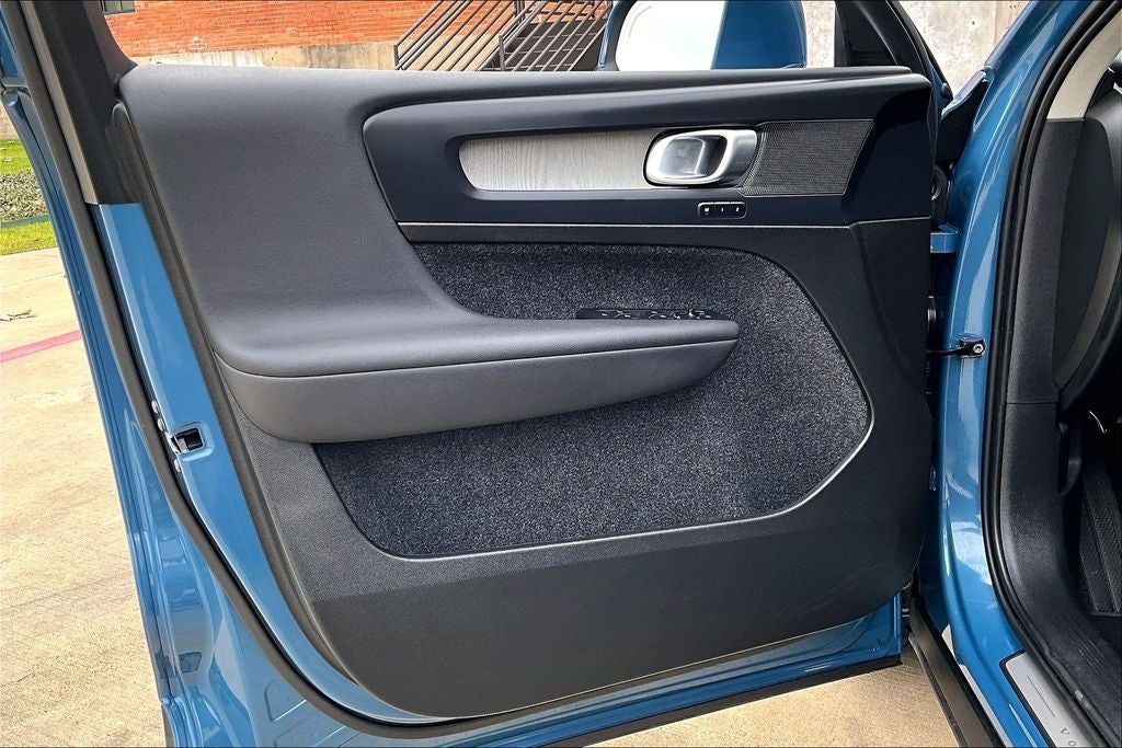 2025 Volvo XC40 B5 Plus Bright Theme