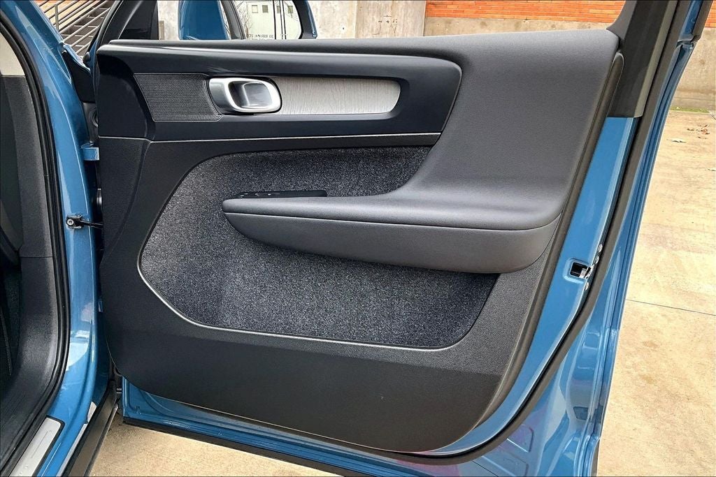 2025 Volvo XC40 B5 Plus Bright Theme