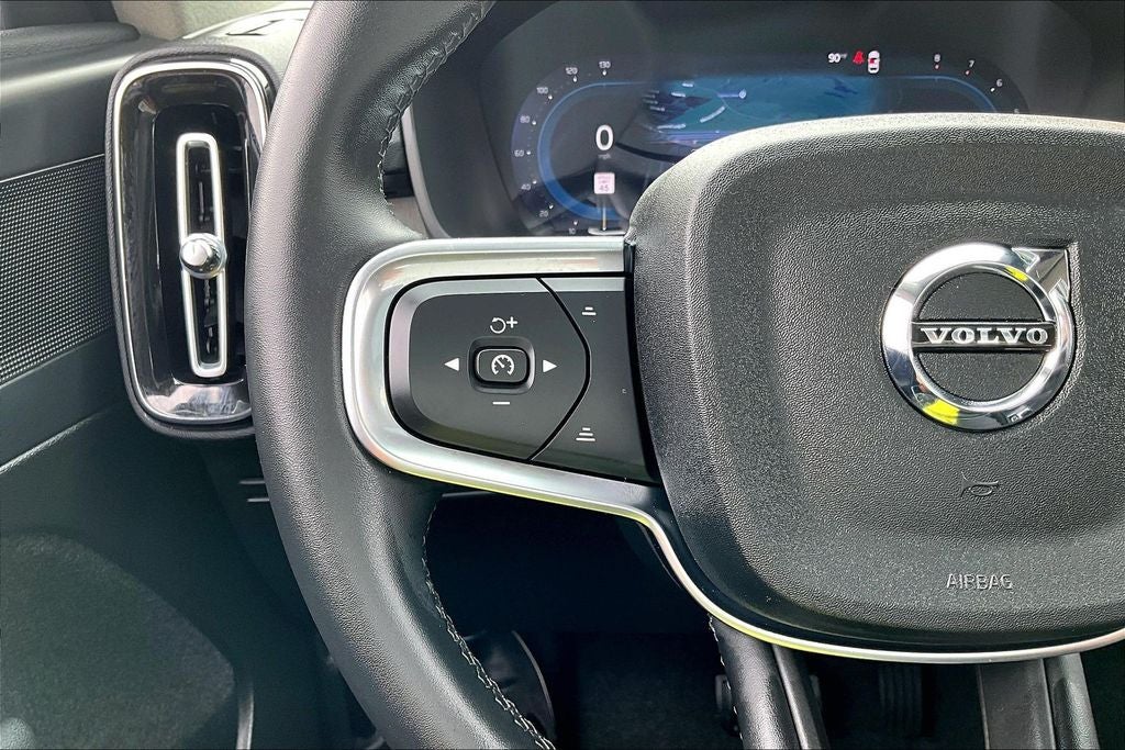 2025 Volvo XC40 B5 Plus Bright Theme