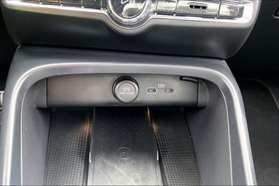 2025 Volvo XC40 B5 Plus Bright Theme