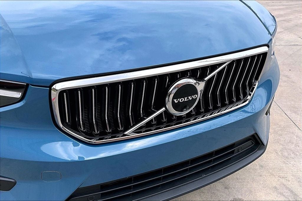 2025 Volvo XC40 B5 Plus Bright Theme