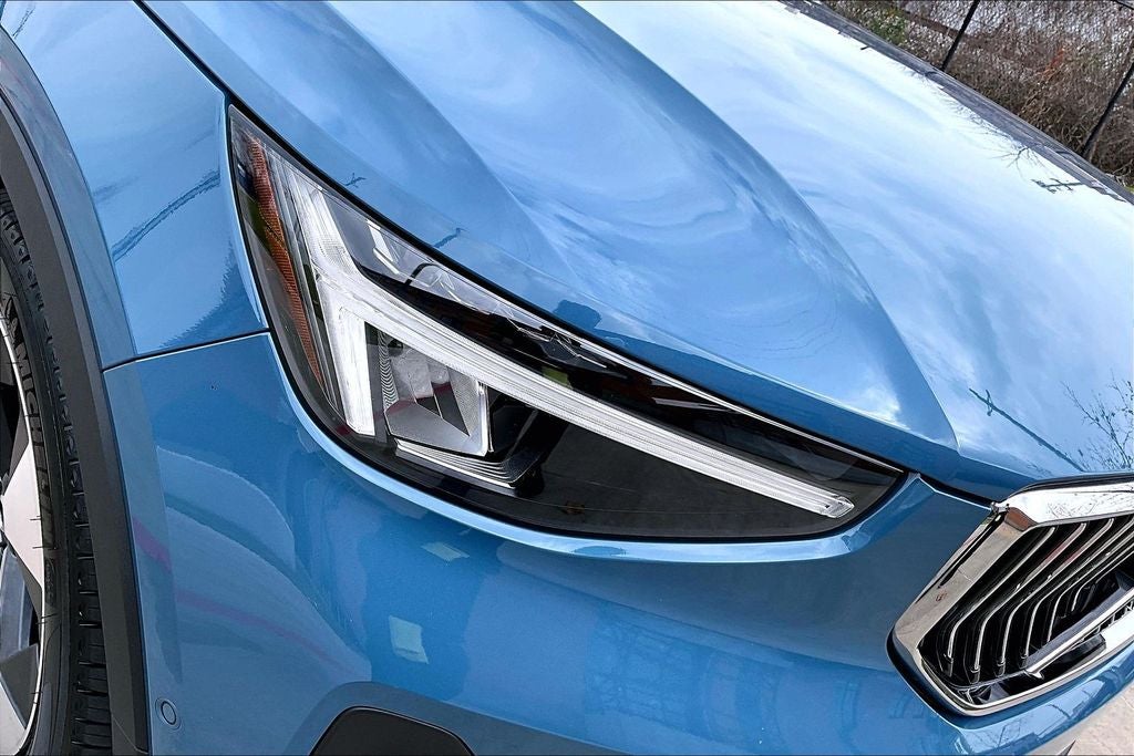 2025 Volvo XC40 B5 Plus Bright Theme