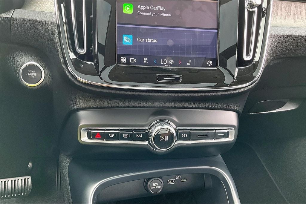 2025 Volvo XC40 B5 Plus Bright Theme