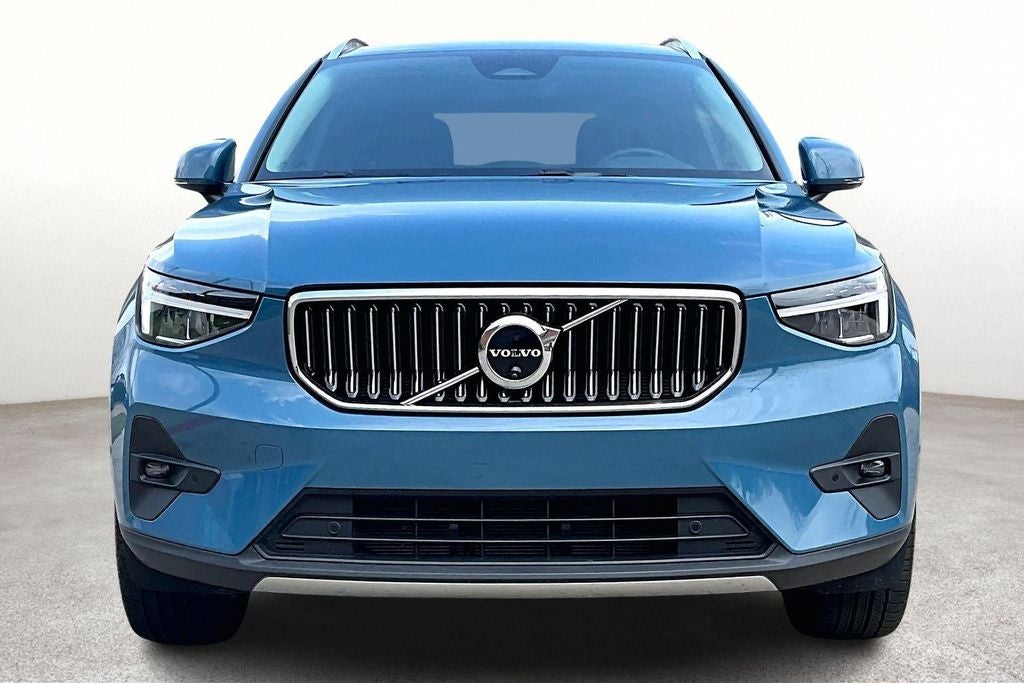 2025 Volvo XC40 B5 Plus Bright Theme