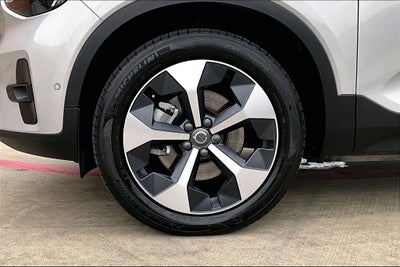 2025 Volvo XC40 B5 Plus Bright Theme